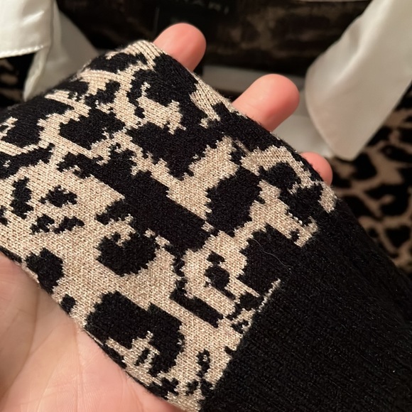 TAHARI Cheetah Print Button Up/Sweater Blouse - Picture 3 of 9